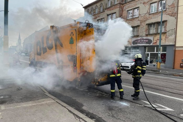 Ilustračný obrázok k článku FOTO: Hasiči mali akčné ráno! V centre Bratislavy horelo smetiarske vozidlo
