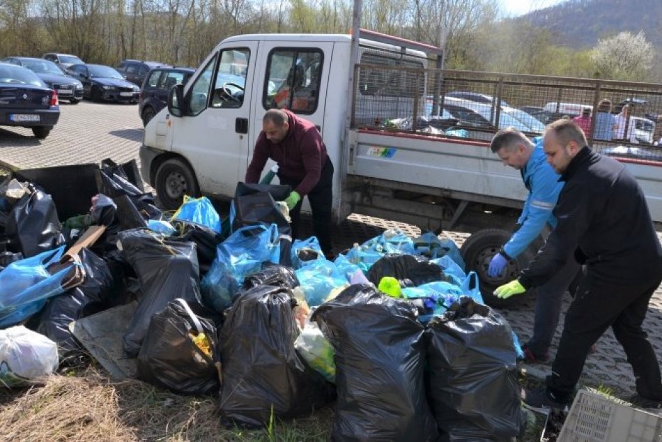 Ilustračný obrázok k článku Akcia Každé vrece sa ráta spojila Humenčanov. Odpadky zbierali malí aj veľkí, FOTO