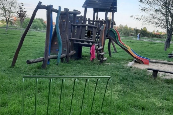 Ilustračný obrázok k článku Šikovní pomocníci: Na ihriskách pribudnú vynovené stojany na bicykle