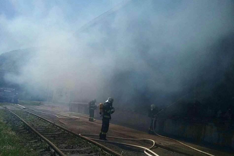 Ilustračný obrázok k článku Hasiči stále bojujú s požiarom v Harmanci: Aktuálne INFO a FOTO z miesta