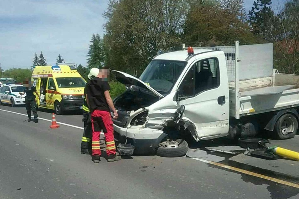 Ilustračný obrázok k článku Zrážka auta a dodávky: Nehoda v okrese Prievidza si vyžiadala zraneného, FOTO