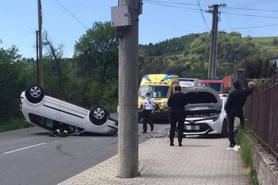 Ilustračný obrázok k článku Nehoda 2 áut neďaleko Bystrice: Jedno skončilo na streche, cesta je neprejazdná, FOTO