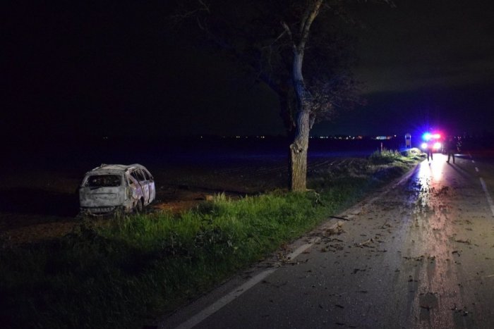 Ilustračný obrázok k článku Auto začalo po náraze horieť: Nočná havária za Trnavou si vyžiadala jednu obeť