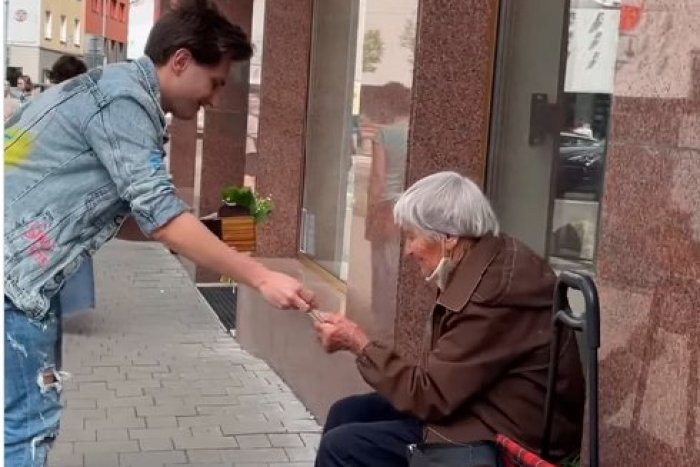 Ilustračný obrázok k článku Krásne gesto mladého muža v centre Bratislavy: Týmto babičke vyčaril úsmev na tvári