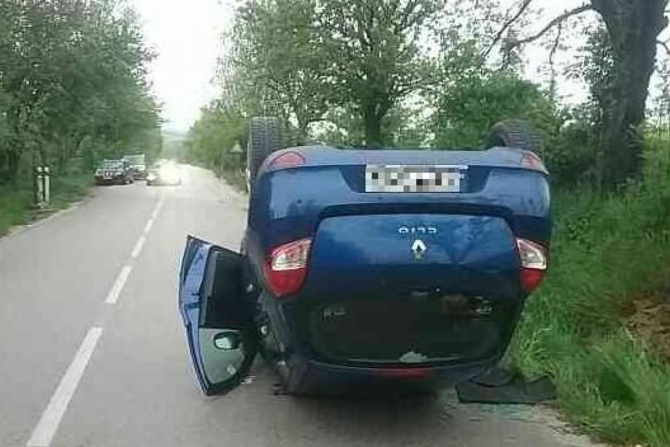 Ilustračný obrázok k článku Po nehode skončilo auto na streche: Zraneného ošetrovali hneď na mieste, FOTO