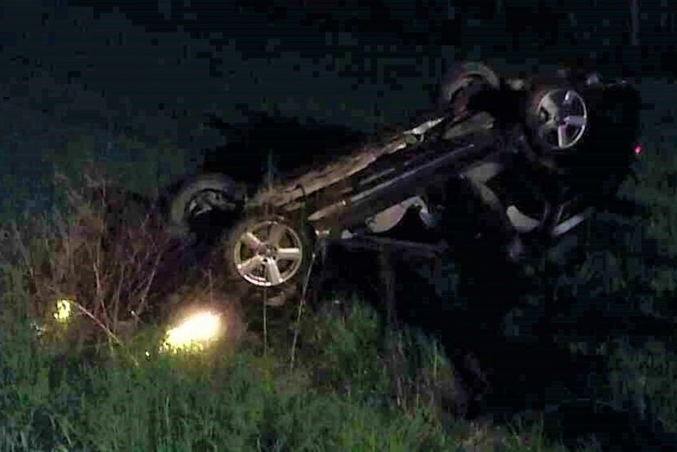 Ilustračný obrázok k článku Pri Nemšovej sa prevrátilo auto mimo cesty: Zranených odvážali sanitky, FOTO