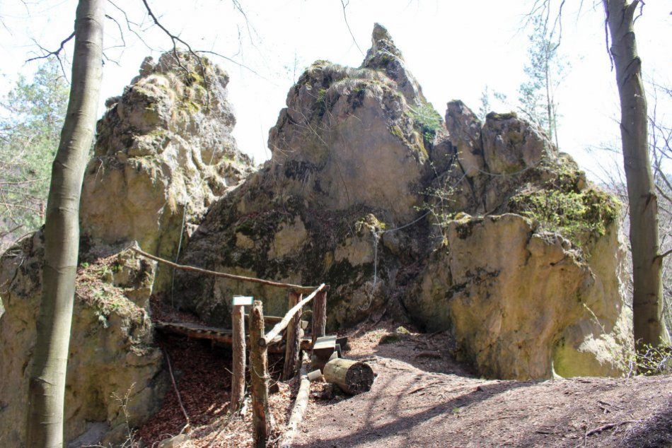 Ilustračný obrázok k článku Poznáte prírodnú atrakciu pri Lučatíne? Na tejto skale sa nudiť nebudete, FOTO