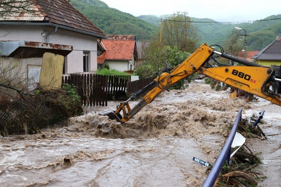 Ilustračný obrázok k článku Čelíme hrozbe povodne: V Bystrickom okrese platí výstraha najvyššieho stupňa!