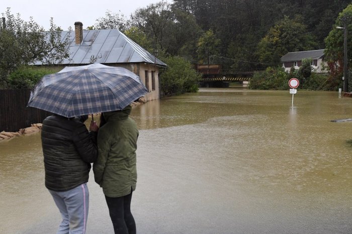 Ilustračný obrázok k článku Dážď spôsobuje problémy: Voda zaplavuje cestu do obce, platia viaceré výstrahy