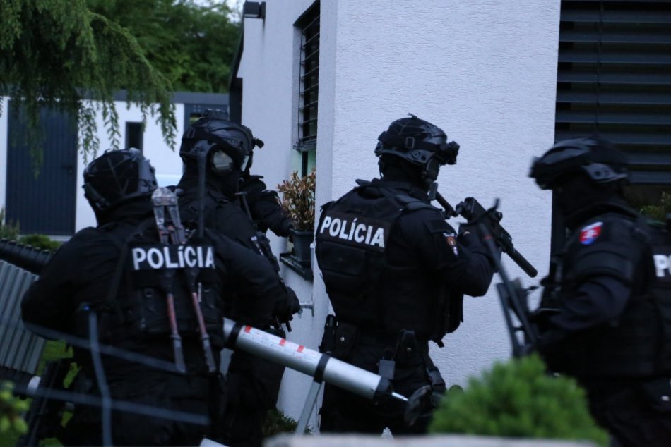 Ilustračný obrázok k článku Akcia Medveď: Polícia robí viaceré razie proti gangu v okolí Trenčína, FOTO