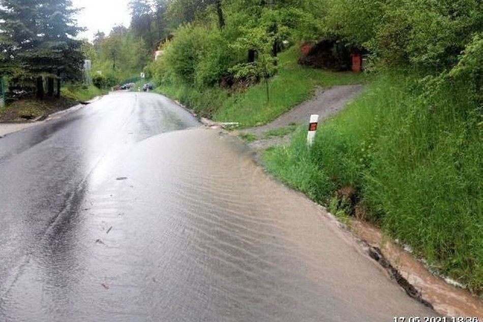 Ilustračný obrázok k článku Silný dážď narobil problémy: Časť cesty odtrhla voda, museli ju uzatvoriť