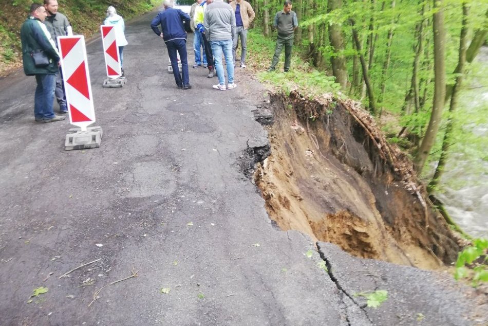 Ilustračný obrázok k článku Cesta neďaleko Brezna je úplne uzavretá: Na miesto mieri geostatik, FOTO