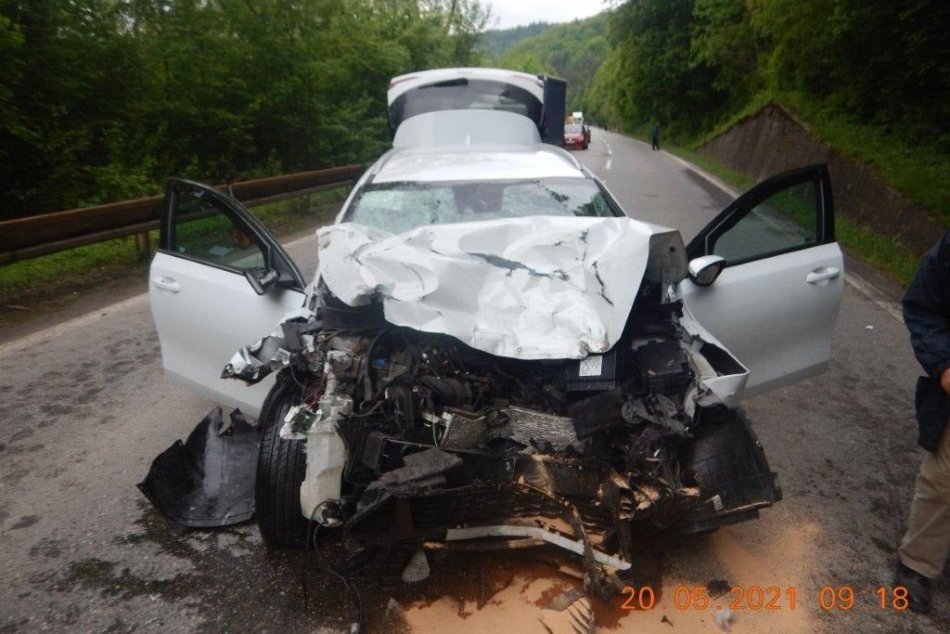 Ilustračný obrázok k článku Nehoda pri Považskej: Odtrhnuté koleso z traktora narazilo do auta, zranený vodič, FOTO