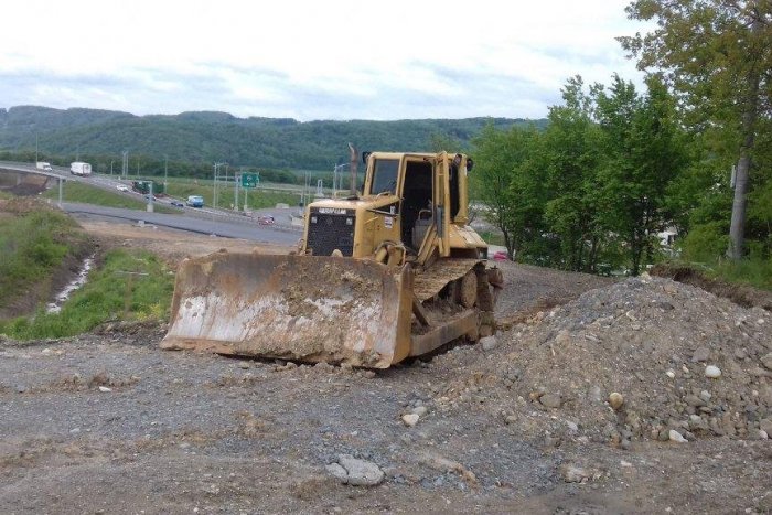 Ilustračný obrázok k článku Kradne sa naozaj všeličo: Z odstaveného buldozéra na D1 v Prešove zmizla nafta
