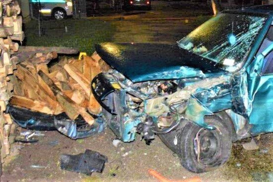 Ilustračný obrázok k článku Opitý vodič narazil do stromu, zdemoloval značku a skončil v kope dreva, FOTO