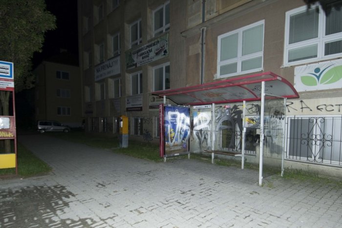 Ilustračný obrázok k článku Hneď to bije do očí: Niektoré zastávky MHD v Prešove majú neželané dekorácie