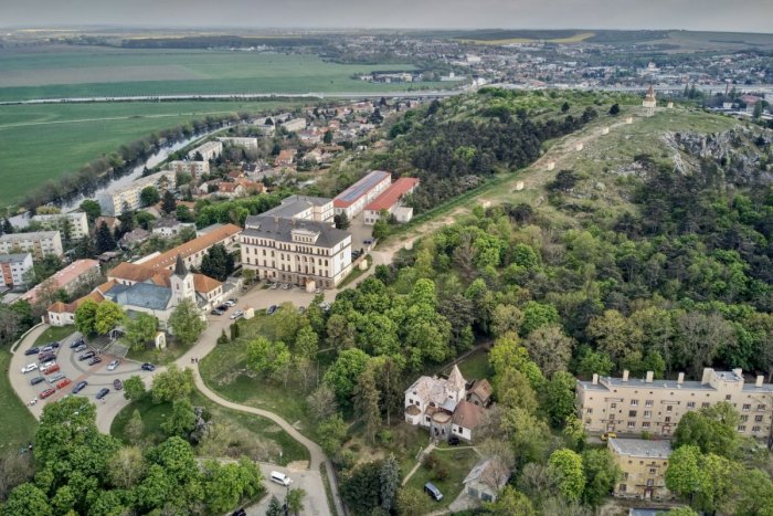 Ilustračný obrázok k článku Dobrovoľníci vyčistia Kalváriu: Odmenou bude komentovaná prehliadka