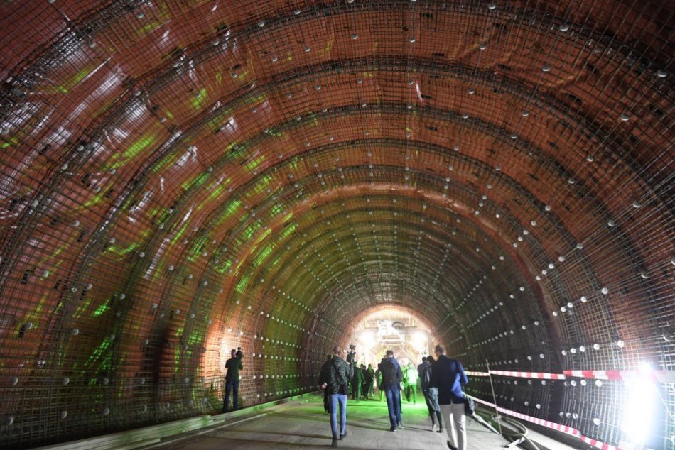 Ilustračný obrázok k článku Dobrá správa, práce napredujú: Diaľničiari v tuneli Bikoš cez víkend s dôležitým krokom
