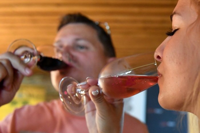Ilustračný obrázok k článku Degustácie vín sú POVOLENÉ! Takéto sú pravidlá podľa farieb okresov