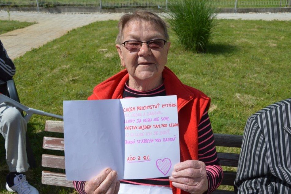 Ilustračný obrázok k článku Prekvapenie pre seniorov: Žiaci im pripravili program, priniesli aj obálky plné lásky