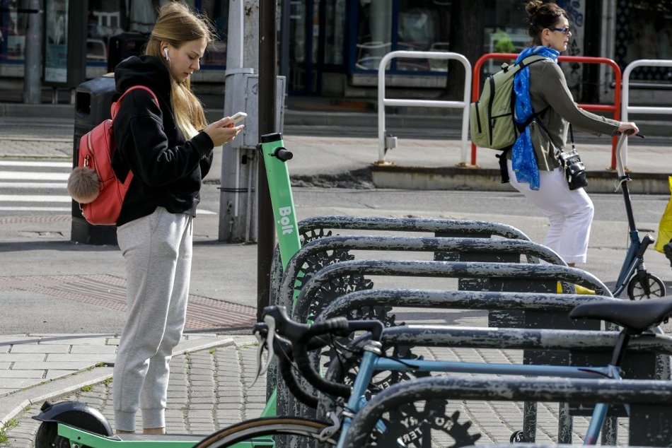 Ilustračný obrázok k článku Nové pravidlá parkovania: Zelené kolobežky už nemôžete nechať hocikde!