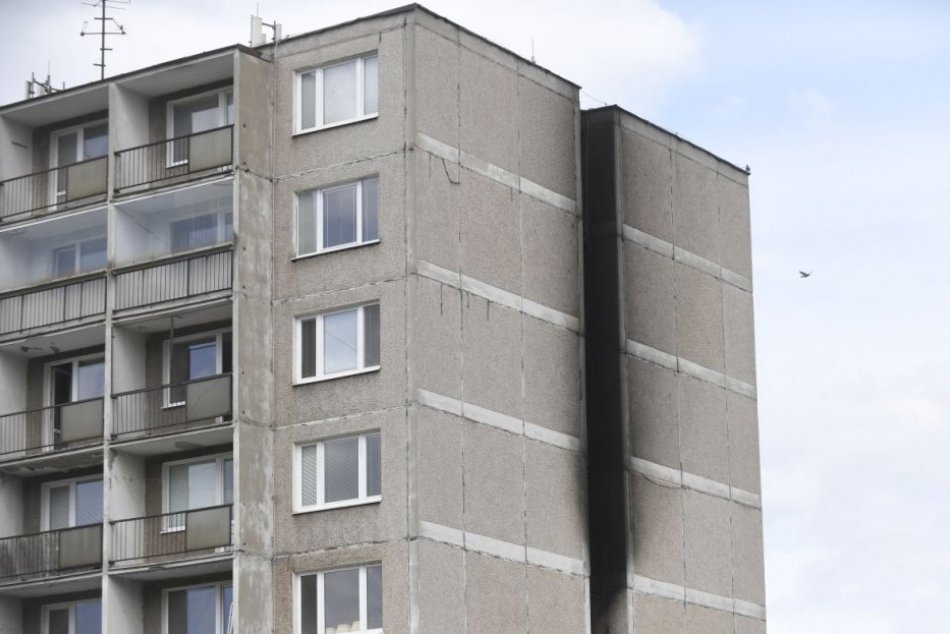 Ilustračný obrázok k článku Policajtov nezastavili ani plamene: Muža zachránili priamo z horiaceho bytu