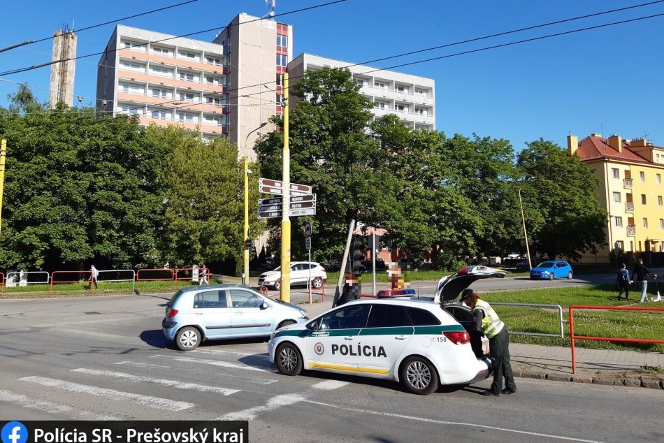 Ilustračný obrázok k článku Na Škultétyho opatrne, auto narazilo do semafora: Ako dlho sa na mieste zdržíte?