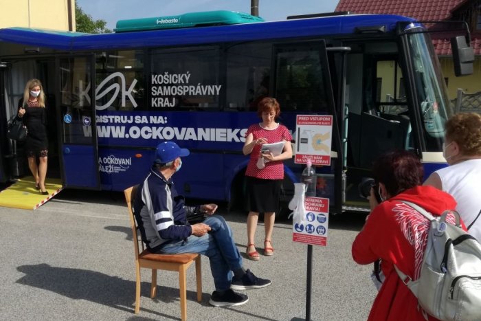 Ilustračný obrázok k článku Zaočkujú vás priamo v autobuse! Ktoré obce navštívi očkovacie centrum na kolesách?