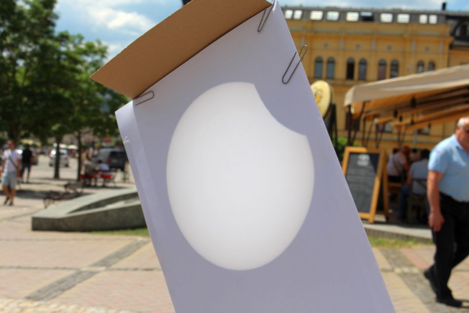 Ilustračný obrázok k článku Nenechajte si ujsť čiastočné zatmenie Slnka: V Bystrici sa chystá verejné pozorovanie