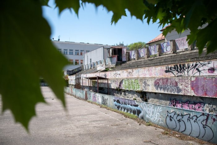 Ilustračný obrázok k článku Roky chátrania sa skončili: Mesto pripravuje obnovu legendárneho ihriska