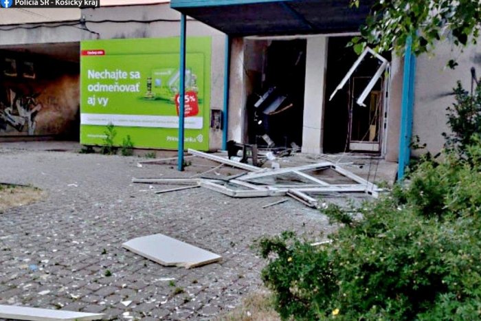Ilustračný obrázok k článku Bankomatová mafia úradovala aj na východe: Výbuch poškodil bankomat aj budovu