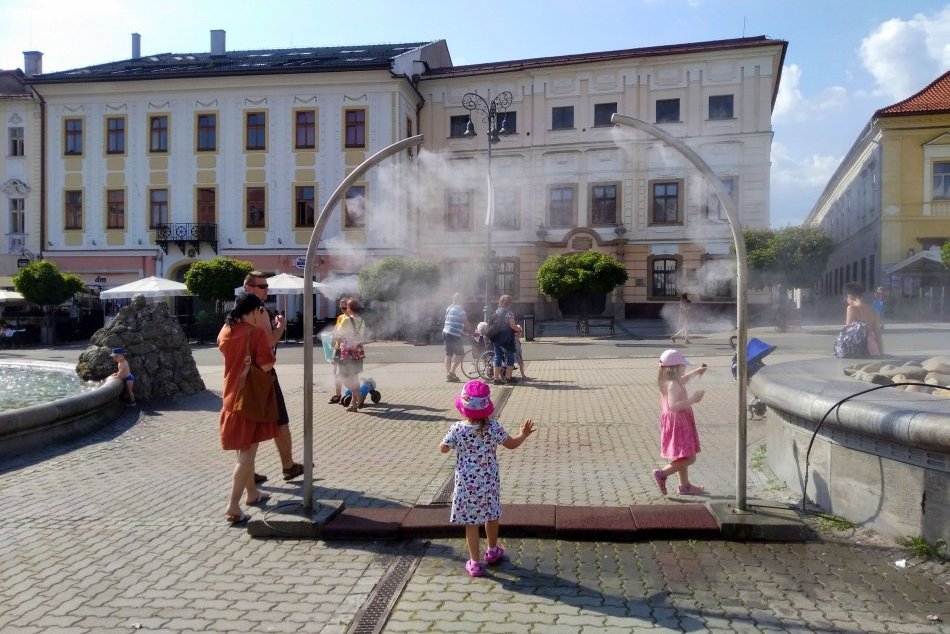 Ilustračný obrázok k článku Obľúbené osvieženie v horúčavách je späť: V Bystrici spustili vodné hmly, FOTO