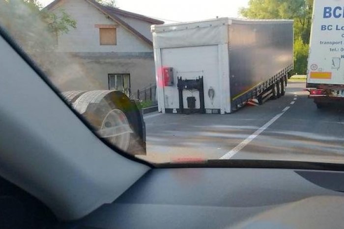 Ilustračný obrázok k článku SVET O SLOVENSKU: Kuriózna nehoda kamióna. Kde nechal náves?