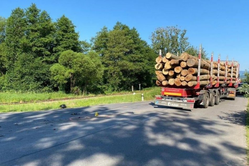 Ilustračný obrázok k článku Tragická nehoda pri Revúcej: Po zrážke s nákladiakom vyhasol život motocyklistu, FOTO