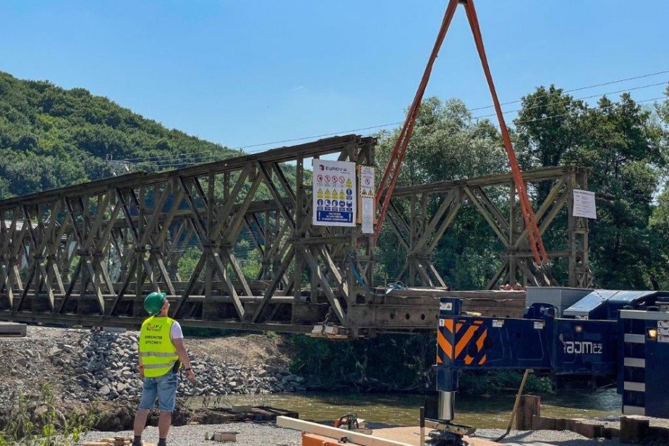 Ilustračný obrázok k článku Nový most do Iliaša je opäť bližšie k realite: Ten starý sa podarilo preložiť, FOTO