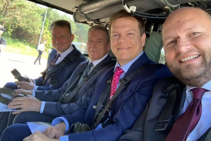 Ilustračný obrázok k článku VIETE, koľko ministrov obrany Vyšehradskej ŠTVORKY sa zmestí do vrtuľníka? Naď má ODPOVEĎ!