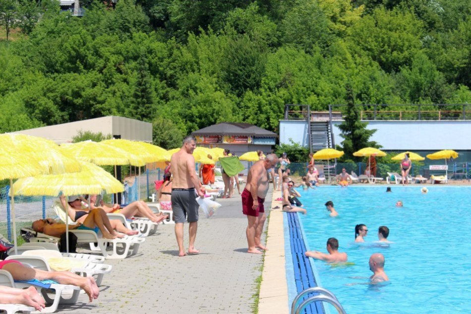 Ilustračný obrázok k článku Bystrické kúpalisko potešilo návštevníkov: V prevádzke sú už VŠETKY bazény