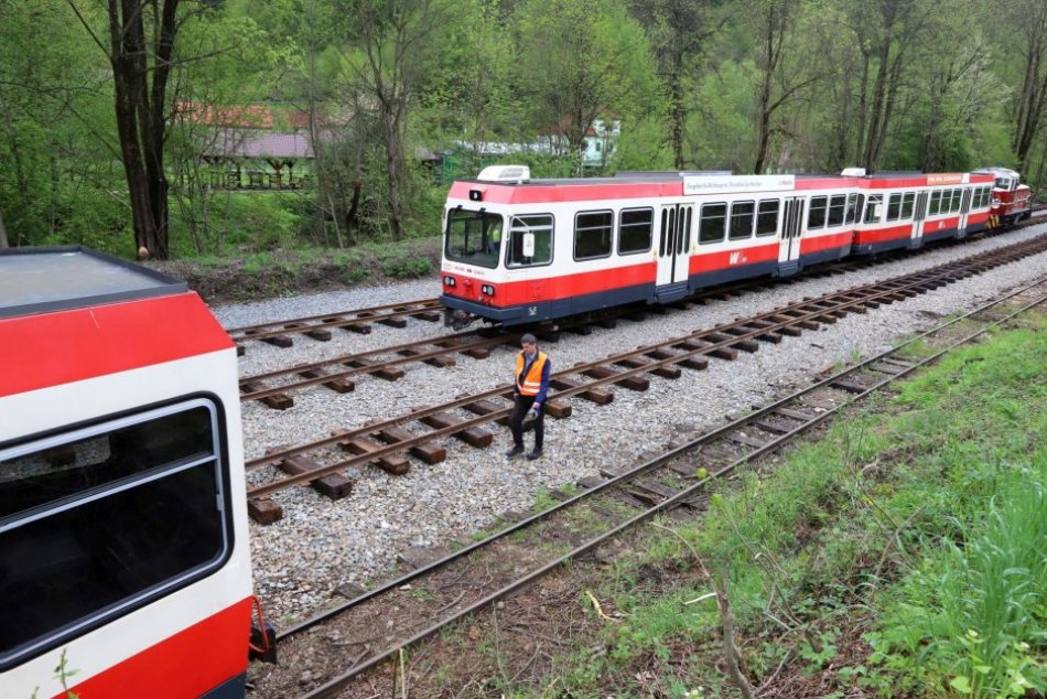 Ilustračný obrázok k článku Vedeli ste, že Čiernohronská železnica má švajčiarske električky? Trať chcú elektrifikovať, FOTO