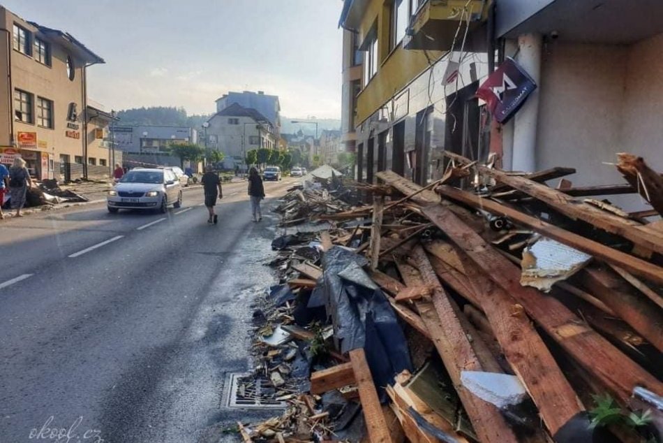 Ilustračný obrázok k článku Nielen tornádo, ale i smršť spôsobila obrovské škody: FOTO zo zničených Luhačovíc