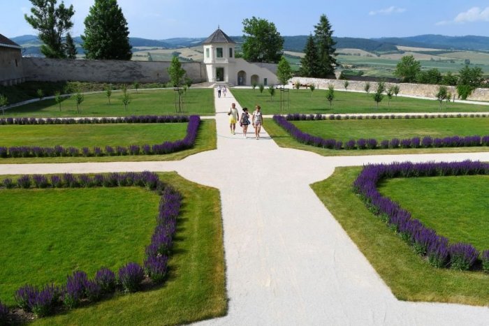 Ilustračný obrázok k článku Vynovená za státisíce: Záhrada v Spišskej Kapitule vraj pripomína Versailles, FOTO