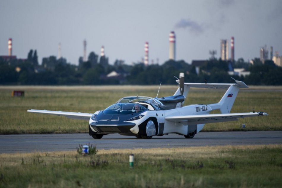 Ilustračný obrázok k článku Z Nitry do Bratislavy za 35 minút: AirCar získal osvedčenie o letovej spôsobilosti