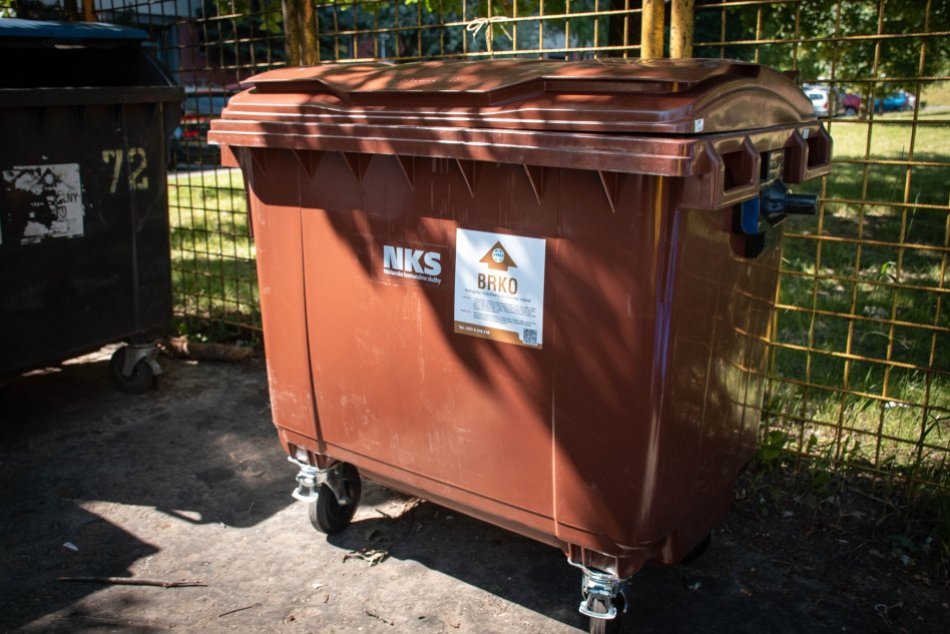 Ilustračný obrázok k článku Nitre chýba polovica nádob na kuchynský bioodpad: Nečakajte ani košíky pre domácnosti