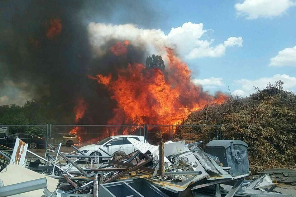 Ilustračný obrázok k článku Veľký POŽIAR v Petržalke: Horel sklad plný dreva, v plameňoch boli aj vedľa zaparkované autá