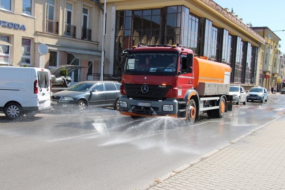 Ilustračný obrázok k článku Vítaná pomoc v čase horúčav: Mesto začalo kropiť ulice vodou, FOTO