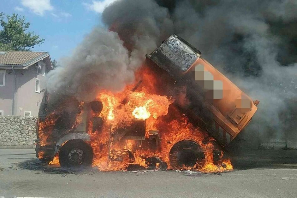 Ilustračný obrázok k článku CELÉ auto pohltili plamene: Požiar likvidovali hasiči z troch bratislavských staníc + FOTO