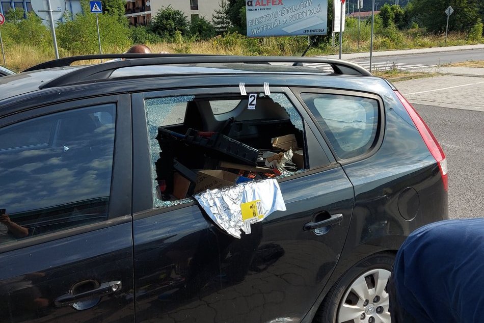 Ilustračný obrázok k článku Na bystrickom parkovisku niekto vylúpil auto: Za dolapenie páchateľa ponúkajú odmenu, FOTO