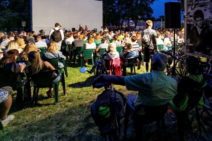 Ilustračný obrázok k článku Podujatia v Michalovciach a okolí: Folklór i letné kino pod holým nebom