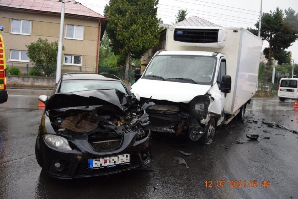 Ilustračný obrázok k článku Nové INFO o nehode na bystrickej križovatke: Zranili sa 2 ženy, FOTO