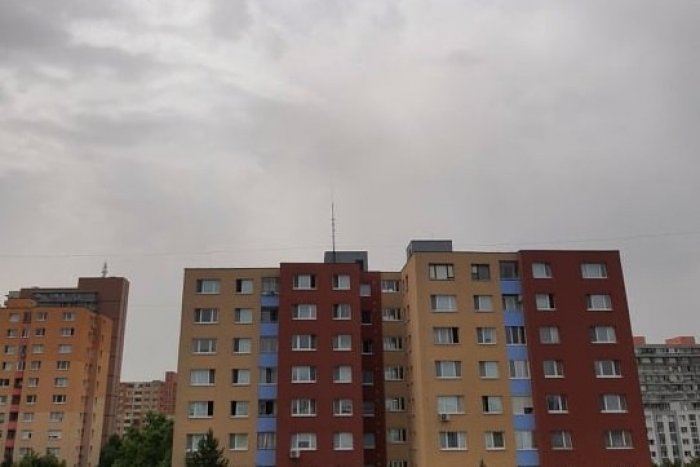 Ilustračný obrázok k článku Obloha nad Bratislavou ZHNEDLA: Zahalili ju masy PRACHU zo Sahary
