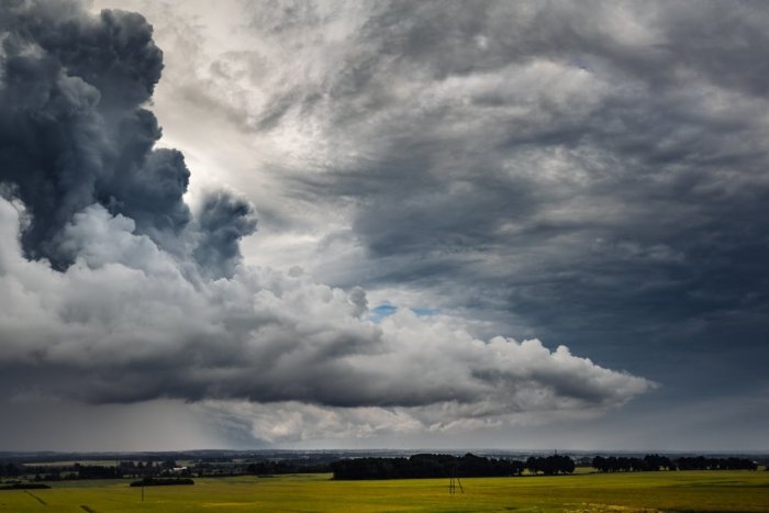 Ilustračný obrázok k článku Príde ďalšia vlna búrok? Meteorológovia pre novoveský okres vydali výstrahu